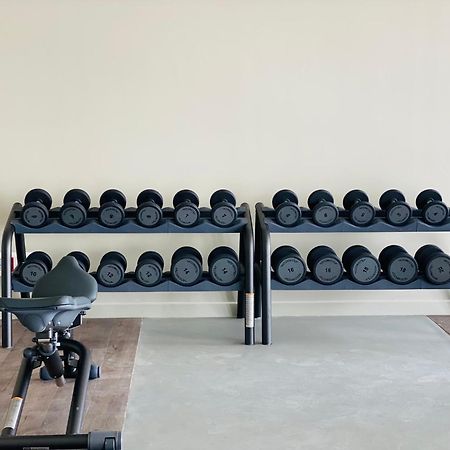 Noom Hotel Abidjan Plateau 外观 照片 Dumbbell rack