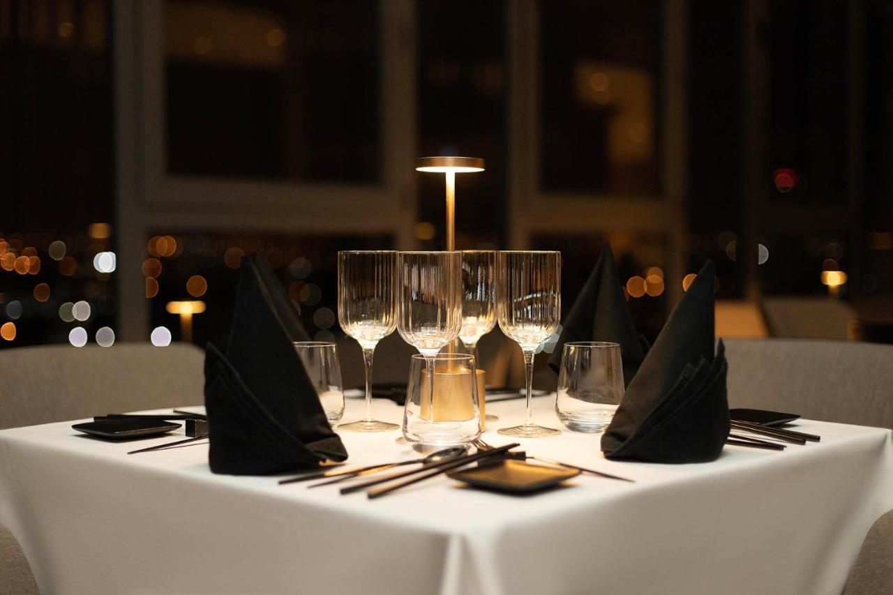 Noom Hotel Abidjan Plateau 外观 照片 A table at a restaurant