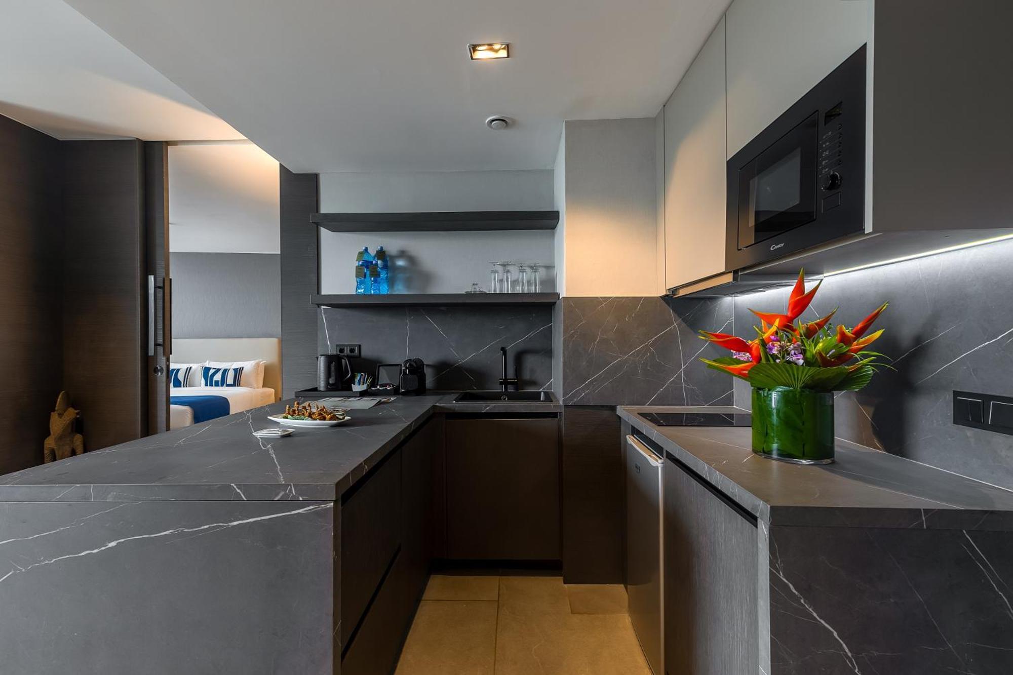 Noom Hotel Abidjan Plateau 外观 照片 A modern kitchen