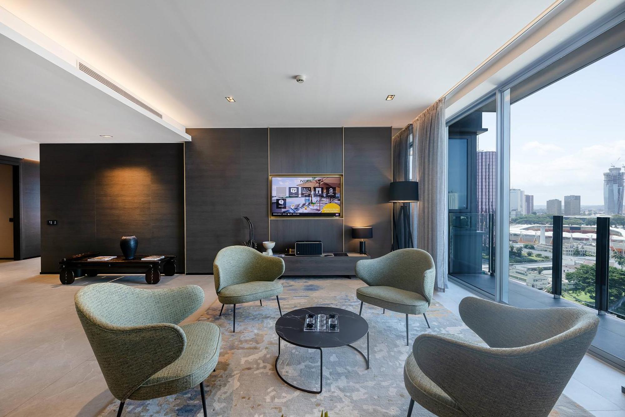 Noom Hotel Abidjan Plateau 外观 照片 The Club at The Landmark, Hong Kong