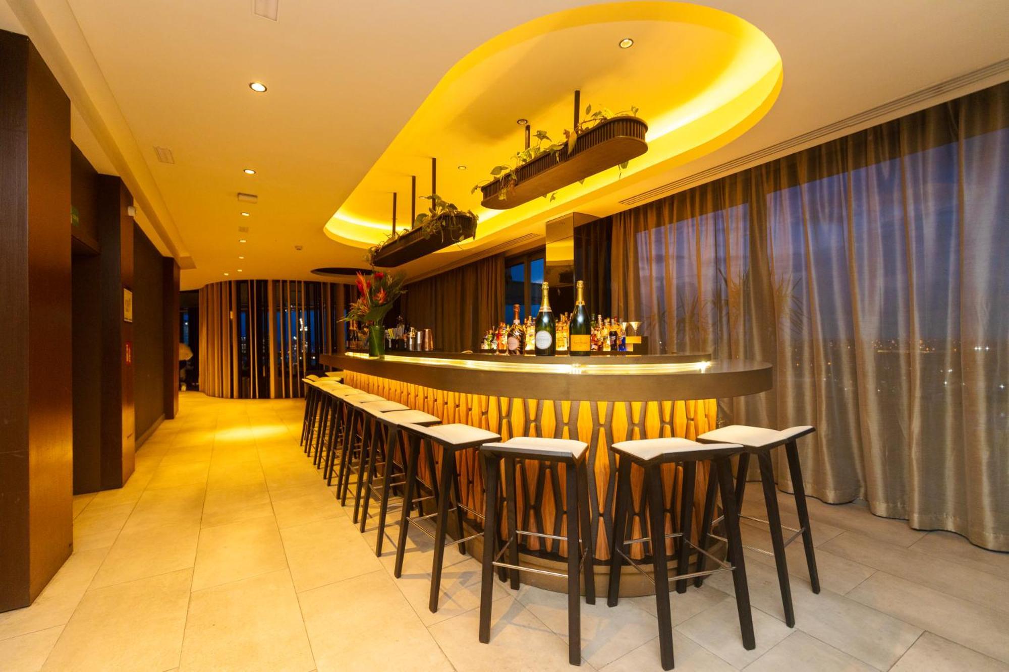 Noom Hotel Abidjan Plateau 外观 照片 The bar at the Sky Bar