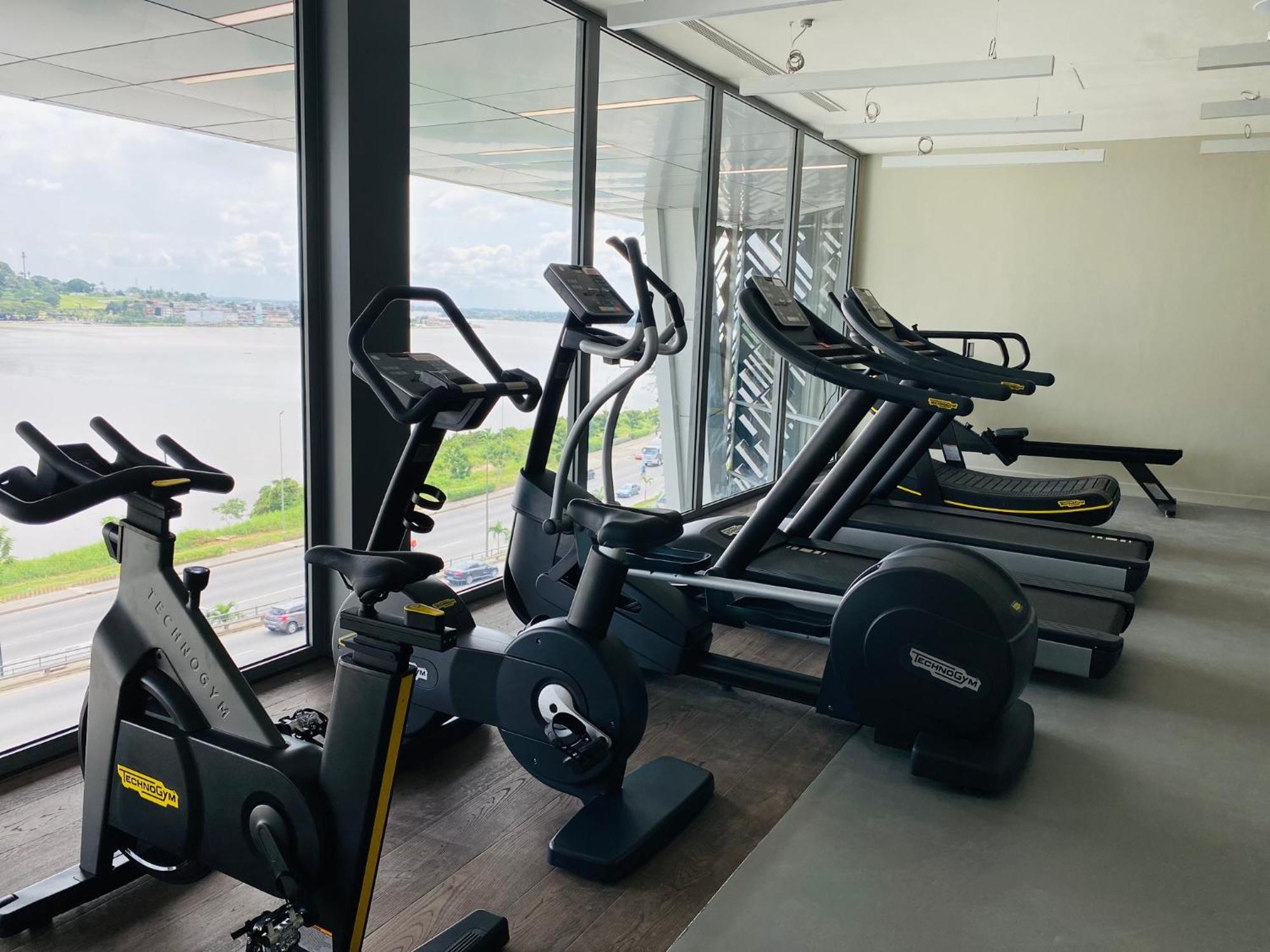 Noom Hotel Abidjan Plateau 外观 照片 The gym at the hotel