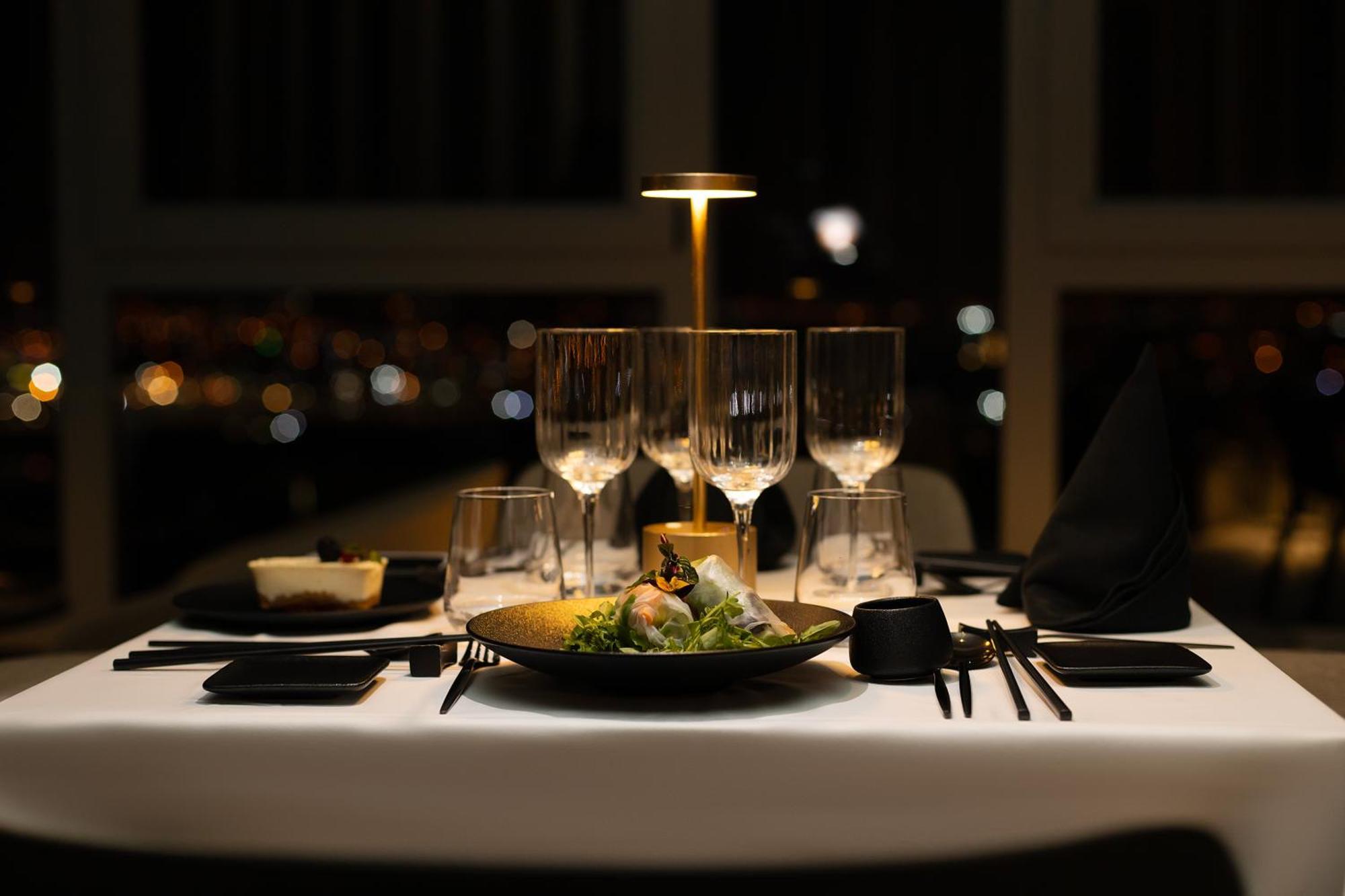 Noom Hotel Abidjan Plateau 外观 照片 Table setting at the restaurant